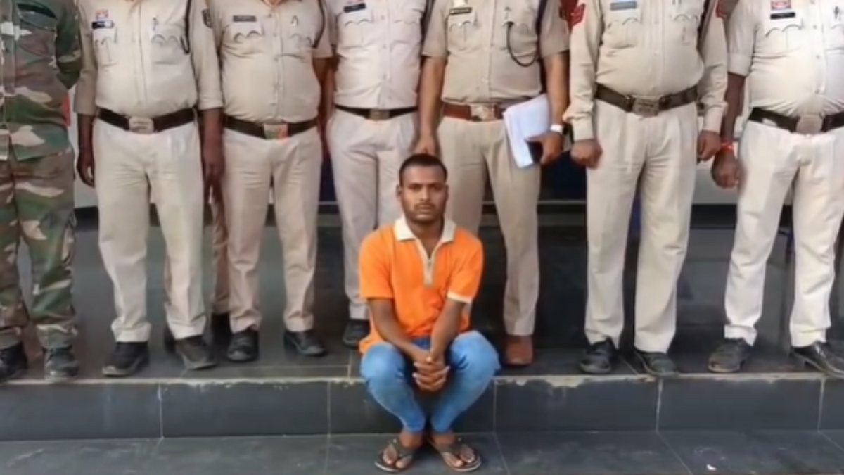 शख्स ने पेट्रोल डालकर मनरेगा और आवास योजना के रिकार्ड में लगाई आग, आरोपी गिरफ्तार