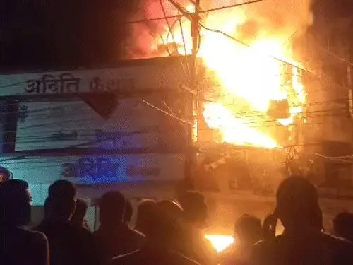 दुर्ग में 4 दुकानों में लगी भीषण-आग:1 करोड़ का सामान जलकर राख;जूते-चप्पल की दुकान से फैसली आग;3-शॉप को भी अपने चपेट में लिया