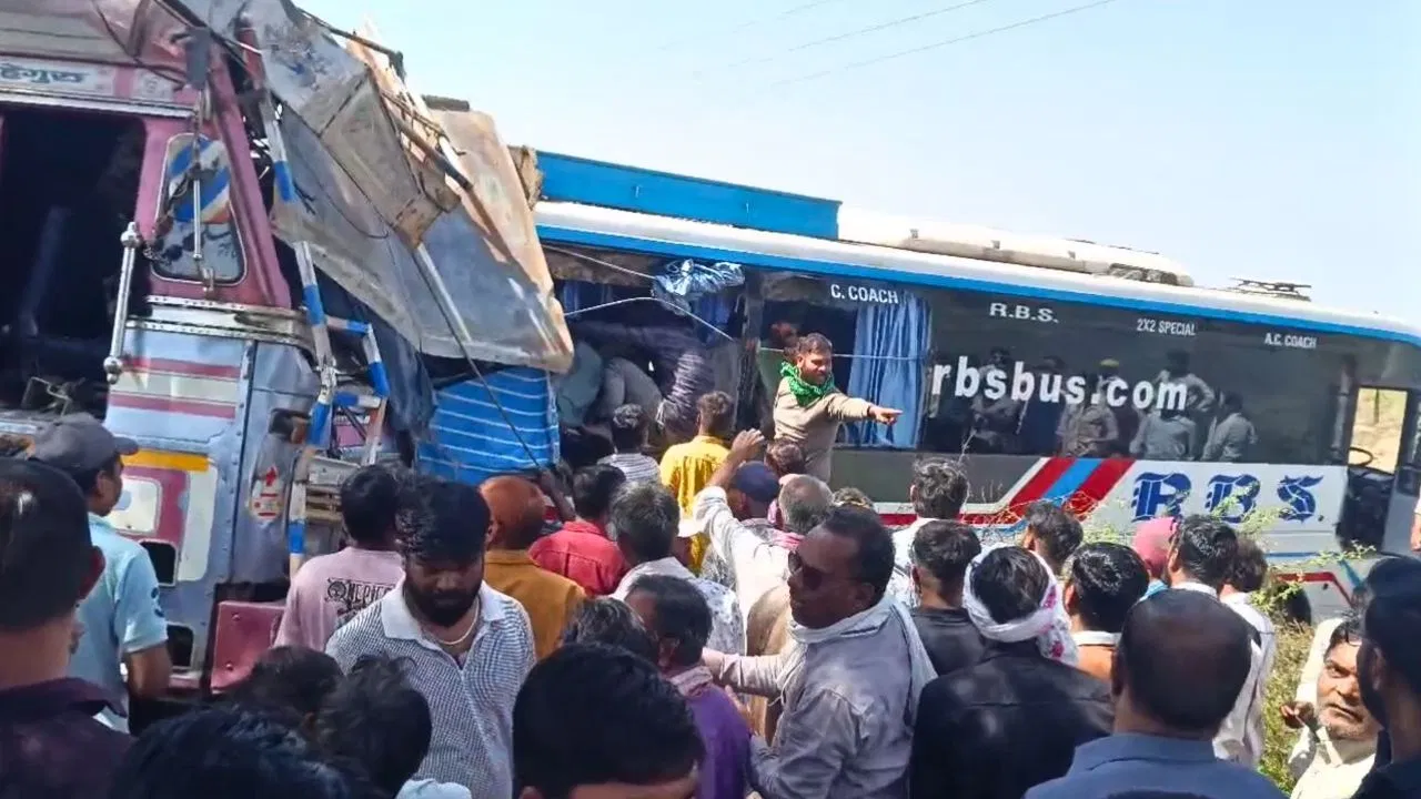 Accident Breaking : रायपुर-बिलासपुर हाईवे पर भीषण सड़क हादसा, ट्रेलर-बस की टक्कर में 4 की मौत, कई घायल Accident Breaking : रायपुर-बिलासपुर हाईवे पर भीषण सड़क हादसा, ट्रेलर-बस की टक्कर में 4 की मौत, कई घायल