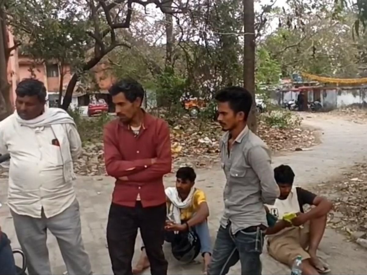 उत्तर प्रदेश: बहराइच में पेड़ से टकराई बाइक, ससुर और दामाद की हुई मौत
