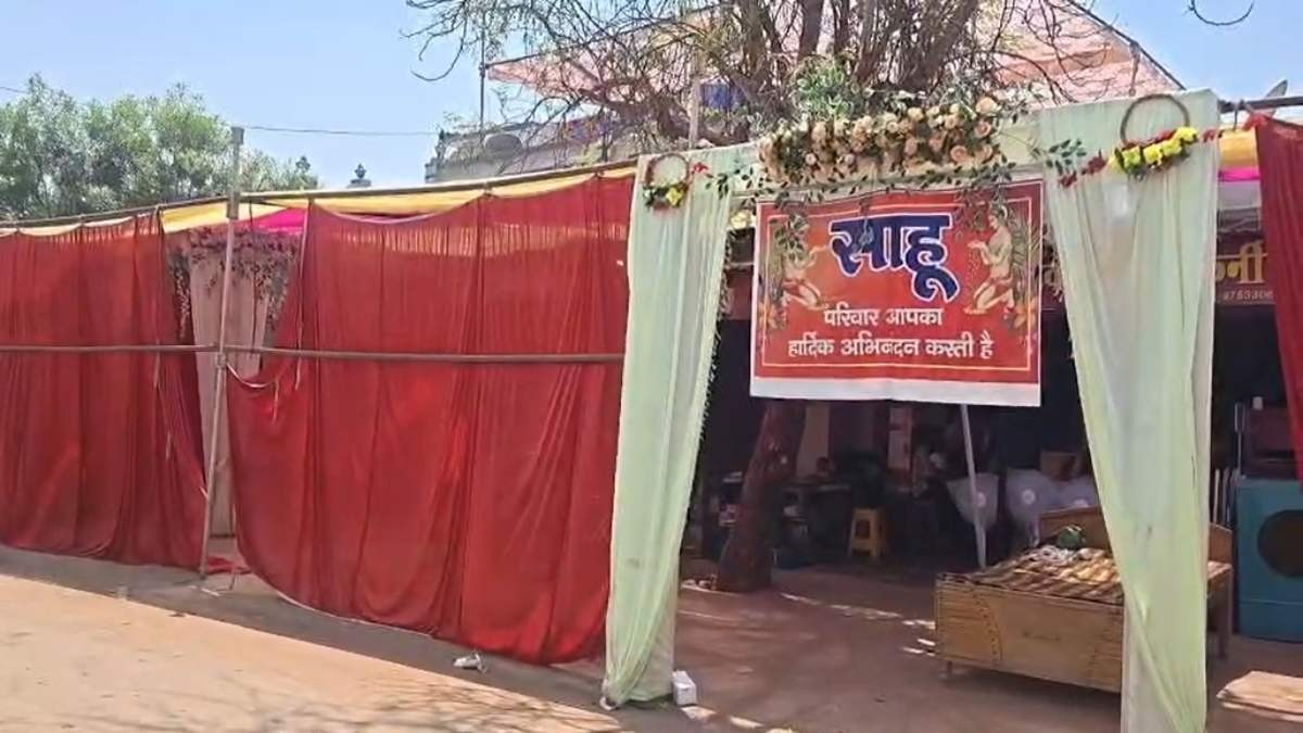 शादी में मेहमान बनकर आया चोर, मंच से 4 लाख नगदी और जेवर से भरा थैला लेकर फरार शादी में मेहमान बनकर आया चोर, मंच से 4 लाख नगदी और जेवर से भरा थैला लेकर फरार