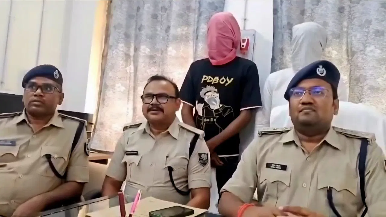 आपत्तिजनक फोटो-वीडियो वायरल करने के आरोप में दो युवक गिरफ्तार