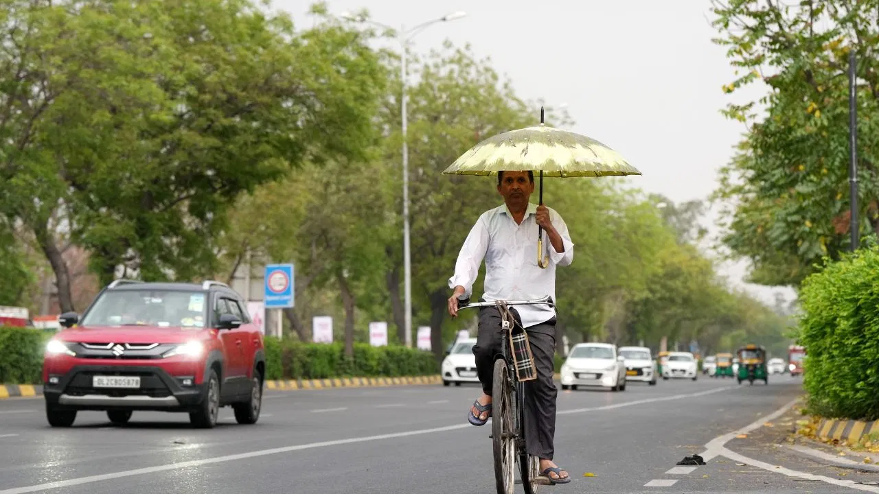Delhi Weather Update: दिल्ली में बादलों ने डाला डेरा, IMD का ऑरेंज अलर्ट… जानें कब निकलेगी धूप