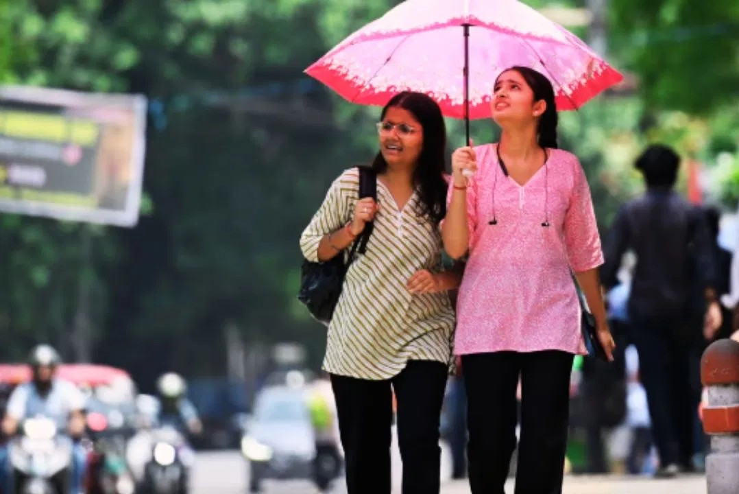 दिल्ली-NCR में हल्की बारिश, यूपी-एमपी में फिर बढ़ेगी गर्मी; जानें हिमाचल समेत 10 राज्यों का मौसम