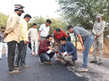 कलेक्टर ने सड़क निर्माण का औचक निरीक्षण किया, PMGSY कार्यों में तेजी लाने, गुणवत्ता बनाए रखने के दिए निर्देश