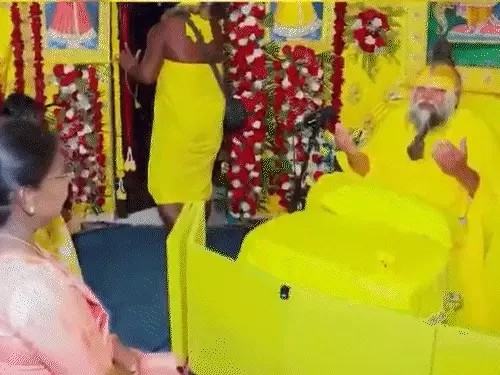 राष्ट्रपति संत प्रेमानंद से मिलीं, हाथ जोड़कर प्रणाम किया:संत ने राधे-राधे कहा; परिवार के साथ मुर्मू वृंदावन पहुंचीं, 25 मिनट चर्चा की