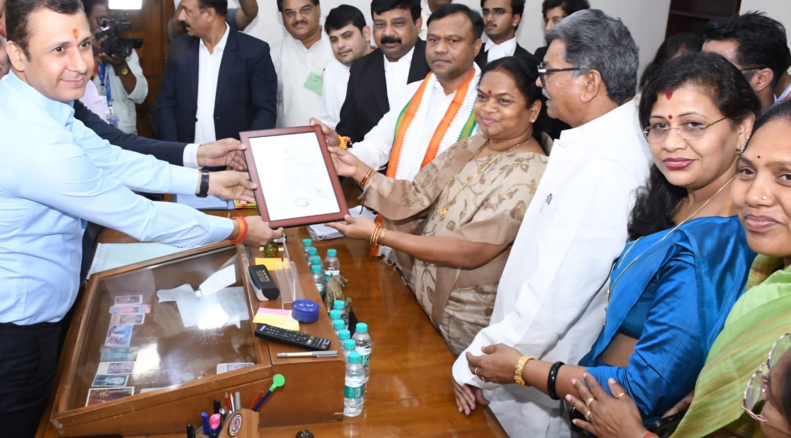 निर्विरोध राज्यसभा सांसद बनीं लक्ष्मी वर्मा और फूलोदेवी नेताम, विधानसभा में लिया प्रमाण पत्र