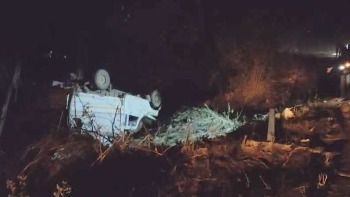 CG में दर्दनाक हादसा : अनियंत्रित होकर पलटी पिकअप, तीन लोगों की मौत, 25 से ज्यादा घायल