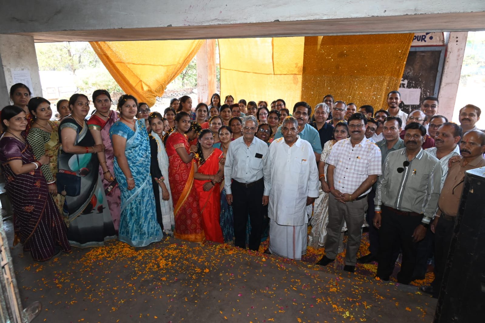 शिक्षा प्रचारक समिति ने होली मिलन समारोह में खेली फूलों की होली