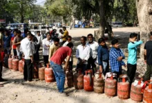देश में गहराता एलपीजी संकट, कई शहरों में सिलेंडर के लिए लंबी कतारें
