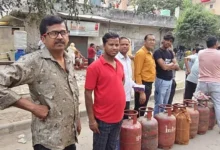 गाजियाबाद में गैस सिलेंडर की किल्लत, एजेंसियों पर लंबी कतारें और ब्लैक मार्केटिंग के आरोप