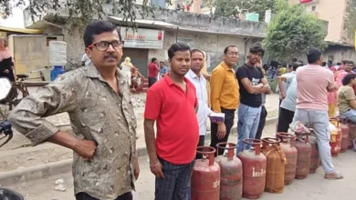 गाजियाबाद में गैस सिलेंडर की किल्लत, एजेंसियों पर लंबी कतारें और ब्लैक मार्केटिंग के आरोप