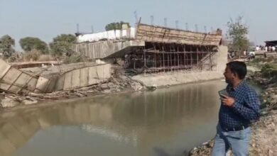 बिहार में गिरा एक और पुल, 2.7 करोड़ की लागत से बन रहा था; ढलाई के दौरान ही भरभराकर गिर पड़ा बिहार में गिरा एक और पुल, 2.7 करोड़ की लागत से बन रहा था; ढलाई के दौरान ही भरभराकर गिर पड़ा