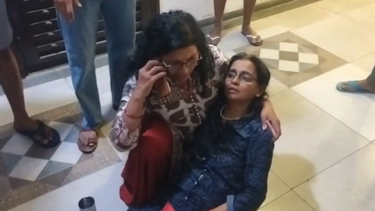 ग्रेटर नोएडा की सोसाइटी में लिफ्ट फिर बनी जानलेवा खतरा, 20 मिनट तक फंसी महिला की हालत बिगड़ी ग्रेटर नोएडा की सोसाइटी में लिफ्ट फिर बनी जानलेवा खतरा, 20 मिनट तक फंसी महिला की हालत बिगड़ी