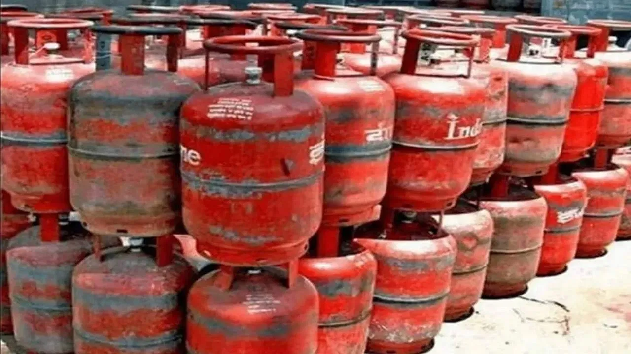 कब्रिस्तान में छिपा रखा था गैस सिलेंडरों का जखीरा, 414 सिलेंडर जब्त; 10 आरोपी गिरफ्तार