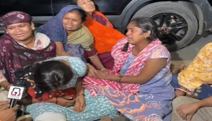 सीवरेज टैंक में उतरे 3 सफाईकर्मियों की मौत, एक गंभीर; लापरवाही के आरोप पर हंगामा सीवरेज टैंक में उतरे 3 सफाईकर्मियों की मौत, एक गंभीर; लापरवाही के आरोप पर हंगामा