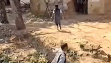सूरजपुर में स्कूली बच्चों से नाले के पानी से धुलवाए बर्तन, हेडमास्टर सस्पेंड