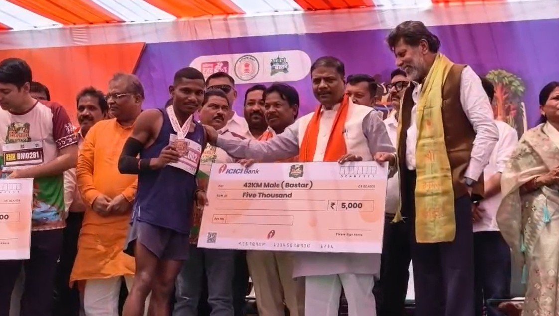 बस्तर हेरिटेज मैराथन : 9,800 से अधिक धावकों ने लिया हिस्सा, ओपन कैटेगरी में विदेशी खिलाड़ियों का रहा दबदबा बस्तर हेरिटेज मैराथन : 9,800 से अधिक धावकों ने लिया हिस्सा, ओपन कैटेगरी में विदेशी खिलाड़ियों का रहा दबदबा