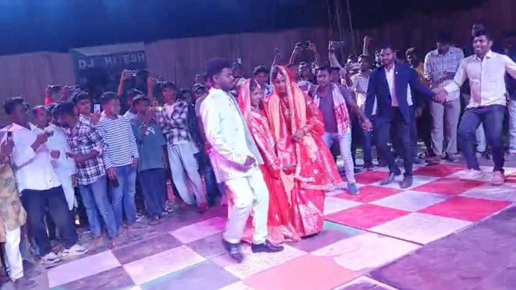 बस्तर में अनोखी शादी: एक दूल्हा दो दुल्हनों के साथ एक ही मंडप में ले गया सात फेरे