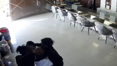 ज्वेलरी शॉप में घुसकर लूट, व्यापारी दंपती की पिटाई; बच्चे की गुहार का CCTV सामने आया