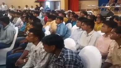 125 नक्सलियों ने तेलंगाना में किया आत्मसमर्पण, करोड़ों के हथियार सौंपे