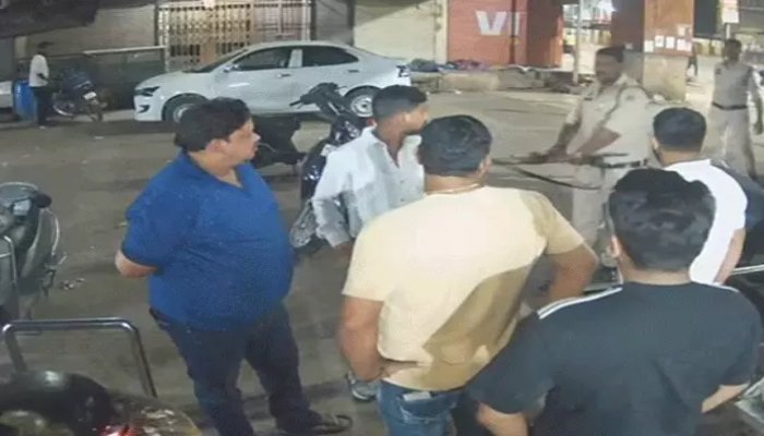 रेलवे स्टेशन के पास युवक से मारपीट का वीडियो वायरल, पुलिसकर्मी पर बदसलूकी का आरोप