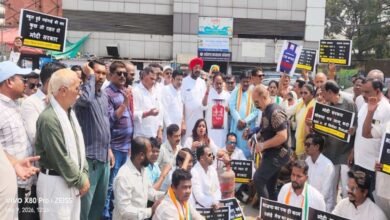 गैस के दामों में बढ़ोतरी का विरोध : कांग्रेस ने किया प्रदर्शन, चूल्हे पर खाना बनाकर केंद्र सरकार के खिलाफ की नारेबाजी