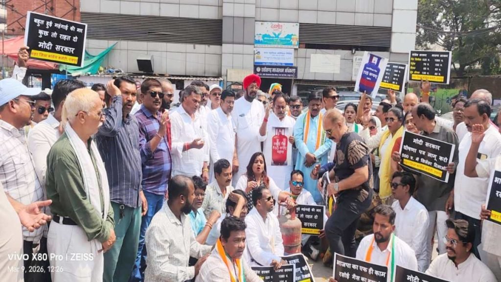 गैस के दामों में बढ़ोतरी का विरोध : कांग्रेस ने किया प्रदर्शन, चूल्हे पर खाना बनाकर केंद्र सरकार के खिलाफ की नारेबाजी गैस के दामों में बढ़ोतरी का विरोध : कांग्रेस ने किया प्रदर्शन, चूल्हे पर खाना बनाकर केंद्र सरकार के खिलाफ की नारेबाजी