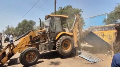 अफीम की खेती केस में बड़ी कार्रवाई : BJP नेता के भाई के अवैध कब्जों पर चला बुलडोजर