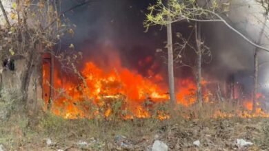 अस्पताल परिसर में लगी भीषण आग, आधा दर्जन कंडम एंबुलेंस समेत अन्य वाहन जलकर खाक