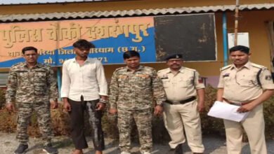 कवर्धा में ग्राहक की तलाश में घूम रहा गांजा तस्कर गिरफ्तार, 2.8 किलो गांजा जब्त कवर्धा में ग्राहक की तलाश में घूम रहा गांजा तस्कर गिरफ्तार, 2.8 किलो गांजा जब्त