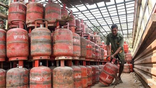औरंगाबाद : बुकिंग किसी के नाम, सिलेंडर किसी और के घर—व्यवस्था पर उठे सवाल