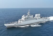 मिडिल ईस्ट संघर्ष के बीच भारतीय नौसेना अलर्ट, ओमान की खाड़ी में तैनात है INS सूरत