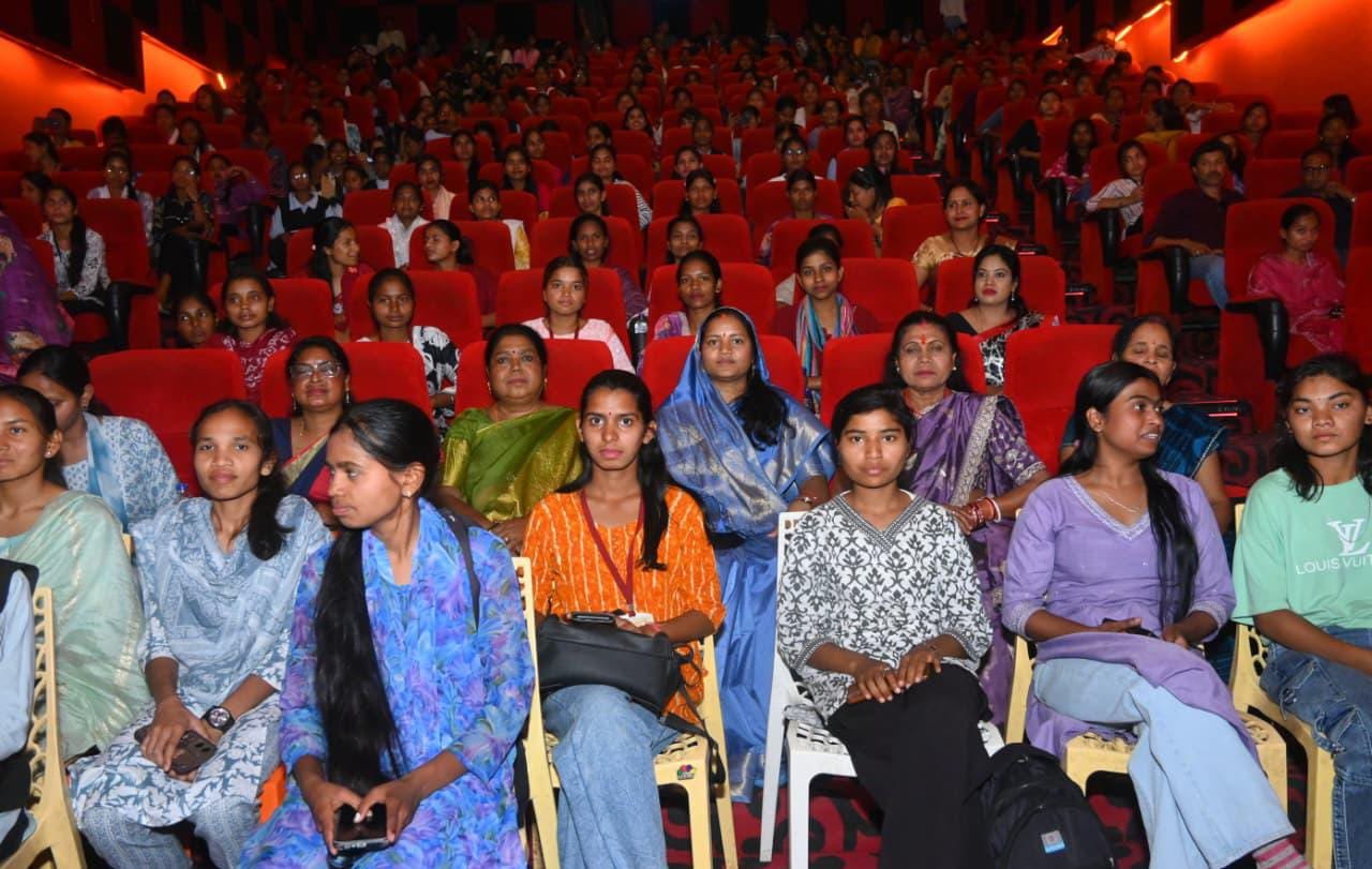 मंत्री लक्ष्मी राजवाड़े ने 600 छात्राओं को दिखाई द केरल स्टोरी 2 मंत्री लक्ष्मी राजवाड़े ने 600 छात्राओं को दिखाई द केरल स्टोरी 2