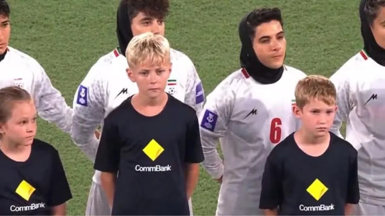 ईरान की महिला टीम ने नहीं गाया राष्ट्रगान, बीच मैदान क्यों उठाया ये कदम? ईरान की महिला टीम ने नहीं गाया राष्ट्रगान, बीच मैदान क्यों उठाया ये कदम?