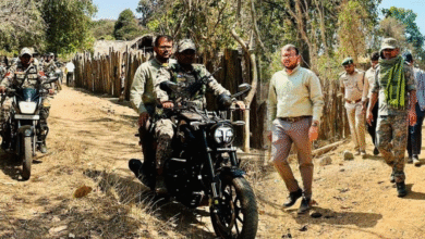 छत्तीसगढ़ के दूरस्थ इलाकों में बाइक से पहुंचे कलेक्टर और एसपी, ग्रामीणों की समस्याओं का किया समाधान