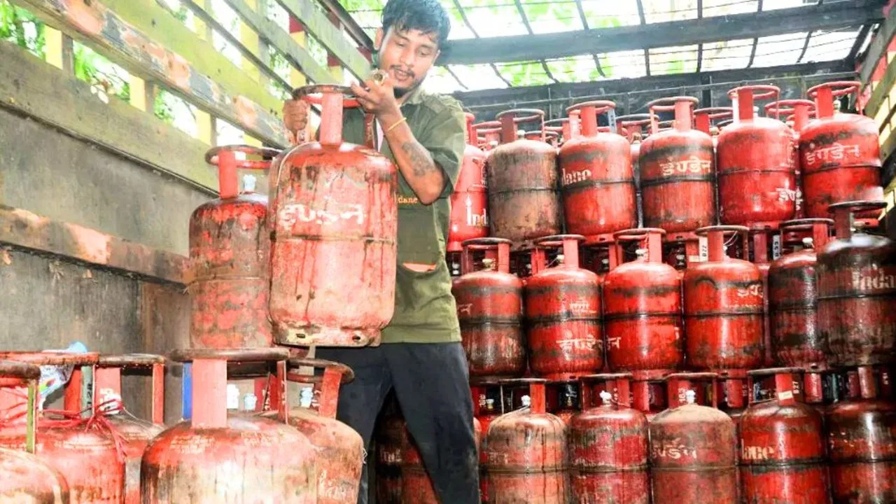 30 फीसदी घरेलू उत्पादन बढ़ा, रोजाना 75 लाख बुकिंग… गैस सिलेंडर की कालाबाजारी पर केंद्र सरकार सख्त