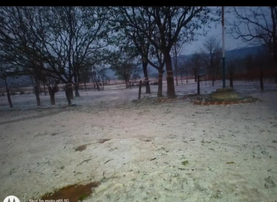 मैनपुर के आमामोरा-ओड़ में ओलावृष्टि से बिछी बर्फ की चादर, कश्मीर जैसा नजारा