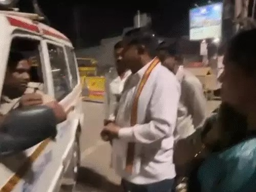 जिला पंचायत सदस्य के पति का सड़क पर हाईवोल्टेज ड्रामा:नशे में गाड़ी चला रहे युवक को छुड़ाने पहुंचे दंपती, पुलिसकर्मियों से की गाली-गलौज