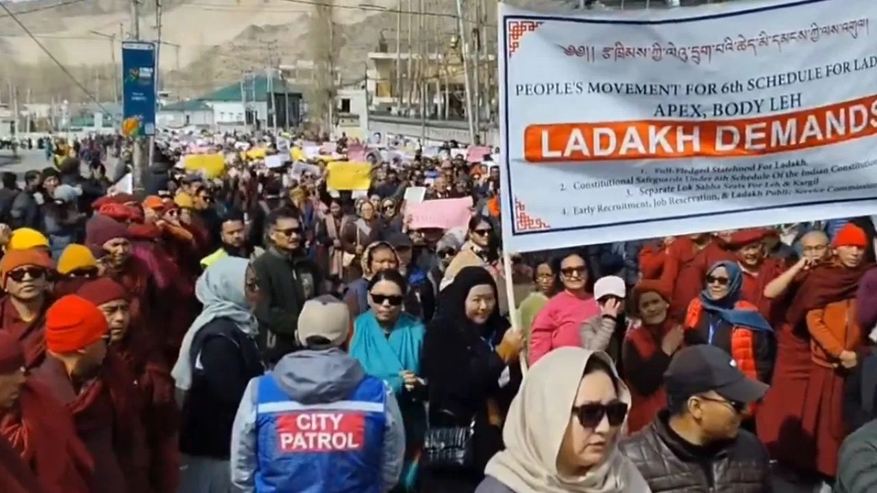 लद्दाख में भारी विरोध प्रदर्शन, राज्य के दर्जे की मांग को लेकर सड़क पर उतरे लोग लद्दाख में भारी विरोध प्रदर्शन, राज्य के दर्जे की मांग को लेकर सड़क पर उतरे लोग