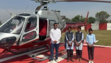 छात्राओं के अच्छे मार्क्स पर प्रिंसिपल का खास गिफ्ट, हेलिकॉप्टर में घुमाया