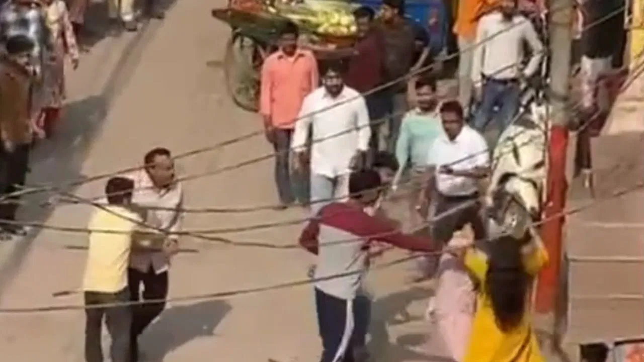 संपत्ति विवाद में महिला और बेटियों की सरेआम पिटाई, बाजार में मारपीट का वीडियो वायरल