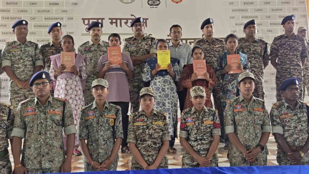 नक्सलवाद की समाप्ति तय सीमा पर 5 नक्सलियों ने किया आत्मसमर्पण नक्सलवाद की समाप्ति तय सीमा पर 5 नक्सलियों ने किया आत्मसमर्पण