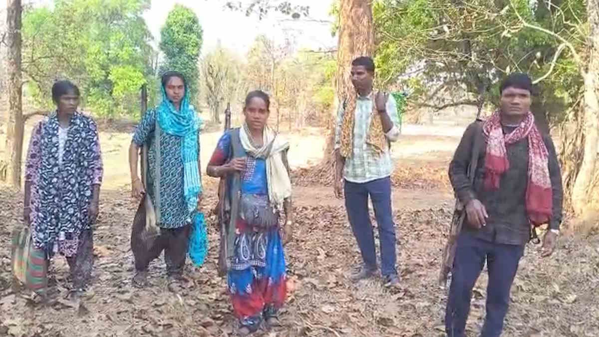 कांकेर के उइकाटोला के जंगलों से आत्मसमर्पण करने निकले 5 हथियारबंद नक्सली, एसपी के सामने करेंगे समर्पण…