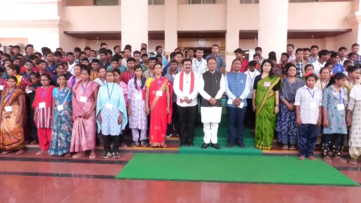 140 सरेंडर नक्सलियों ने देखा विधानसभा का कामकाज, लोकतंत्र से हुए रूबरू