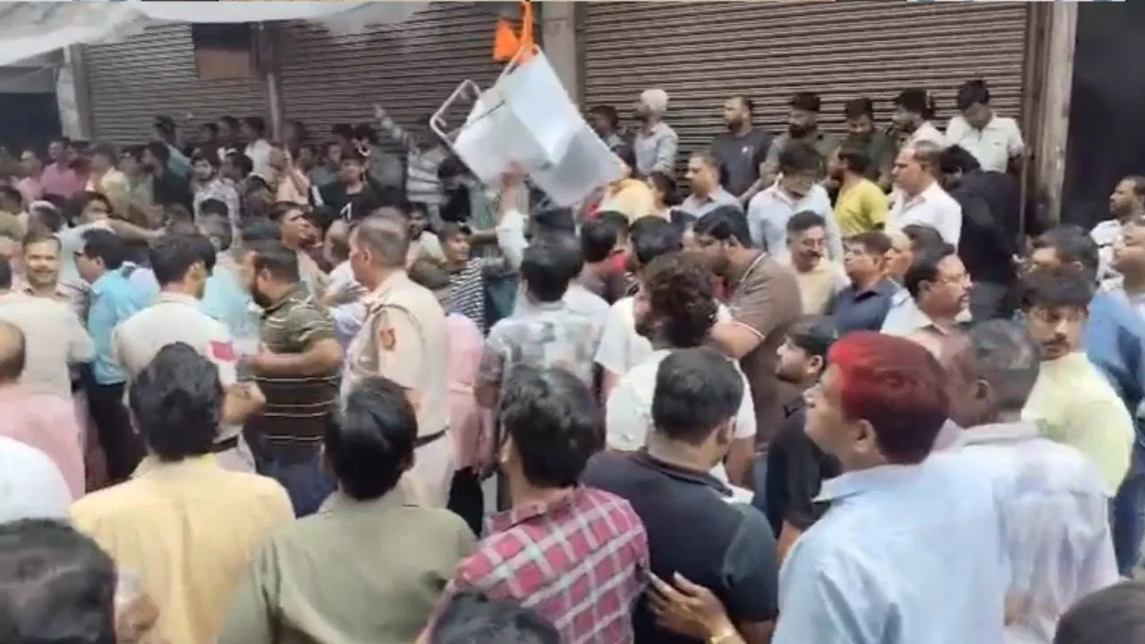 Arvind Kejriwal के पालम दौरे पर हंगामा, BJP-AAP कार्यकर्ताओं में झड़प