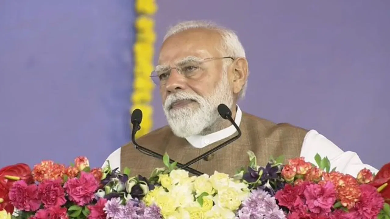 गुजरात में 20 हजार करोड़ की परियोजनाओं की सौगात, पीएम मोदी ने विकास और सुरक्षा पर दिया जोर