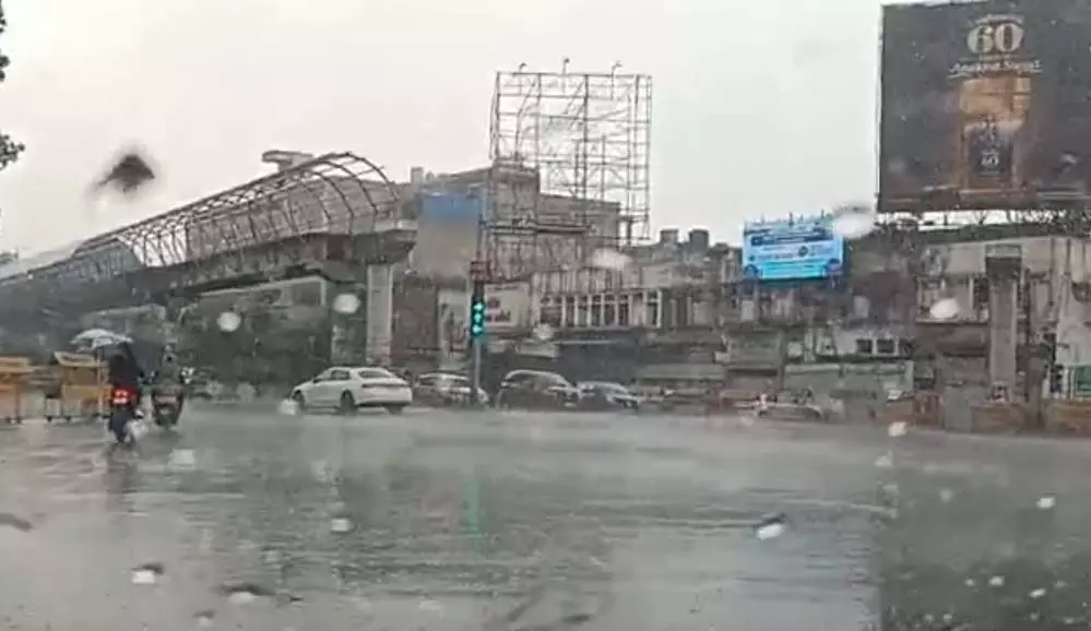 रायपुर में बदला मौसम: कुछ इलाकों में आंधी के साथ तेज बारिश, गर्मी से मिली राहत