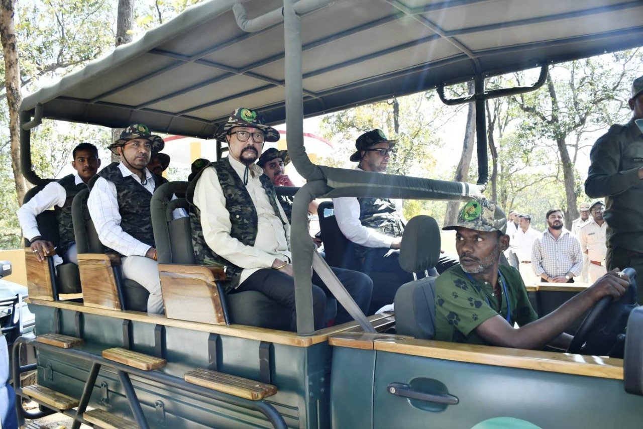 राज्यपाल ने किया अचानकमार टाइगर रिजर्व का दौरा,जंगल सफारी का लिया आनंद, जनजातीय कला और प्राकृतिक सौंदर्य की सराहना राज्यपाल ने किया अचानकमार टाइगर रिजर्व का दौरा,जंगल सफारी का लिया आनंद, जनजातीय कला और प्राकृतिक सौंदर्य की सराहना