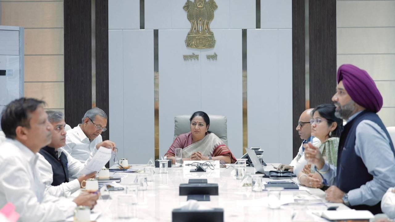 बजट पूरा है, विकास कार्यों में कोताही बर्दाश्त नहीं…समीक्षा बैठक में अधिकारियों को सख्त निर्देश